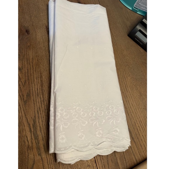 Vintage White Cotton Eyelet Fabric Floral Embroidery Scalloped Edge READ!! - Picture 2 of 4